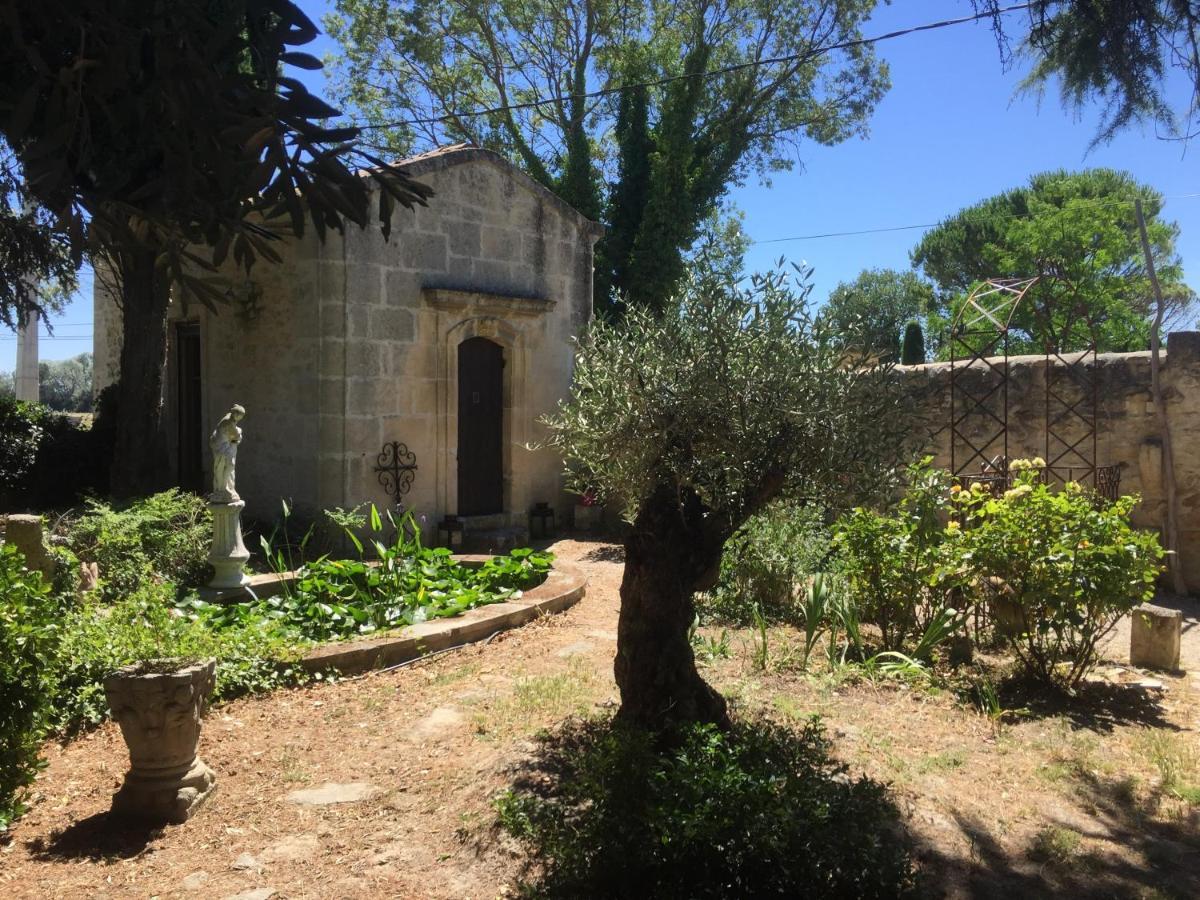 Mas De La Chapelle Sainte-Elisabeth Villa Tarascon Bagian luar foto
