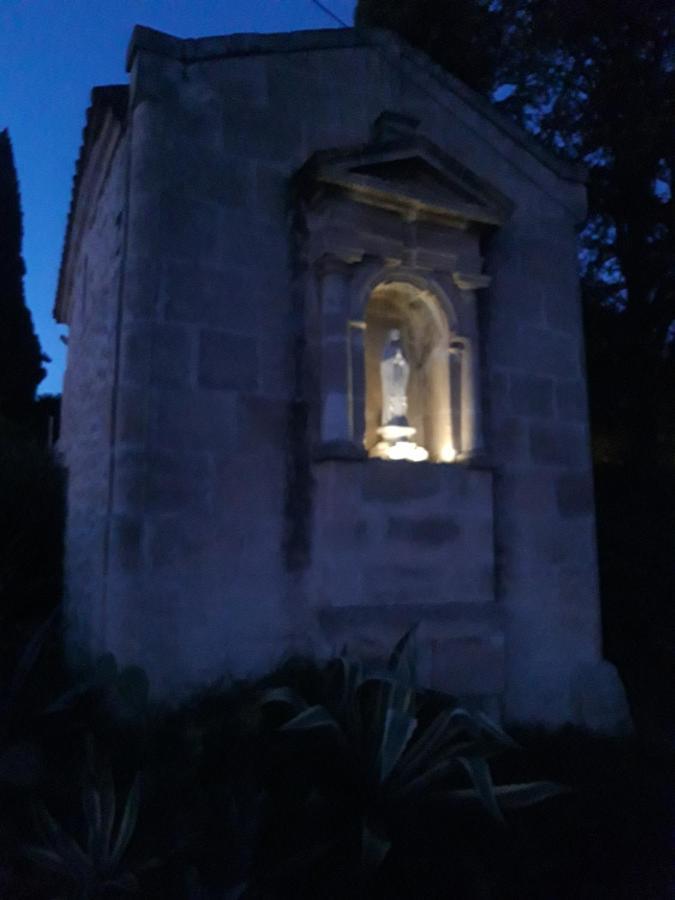 Mas De La Chapelle Sainte-Elisabeth Villa Tarascon Bagian luar foto