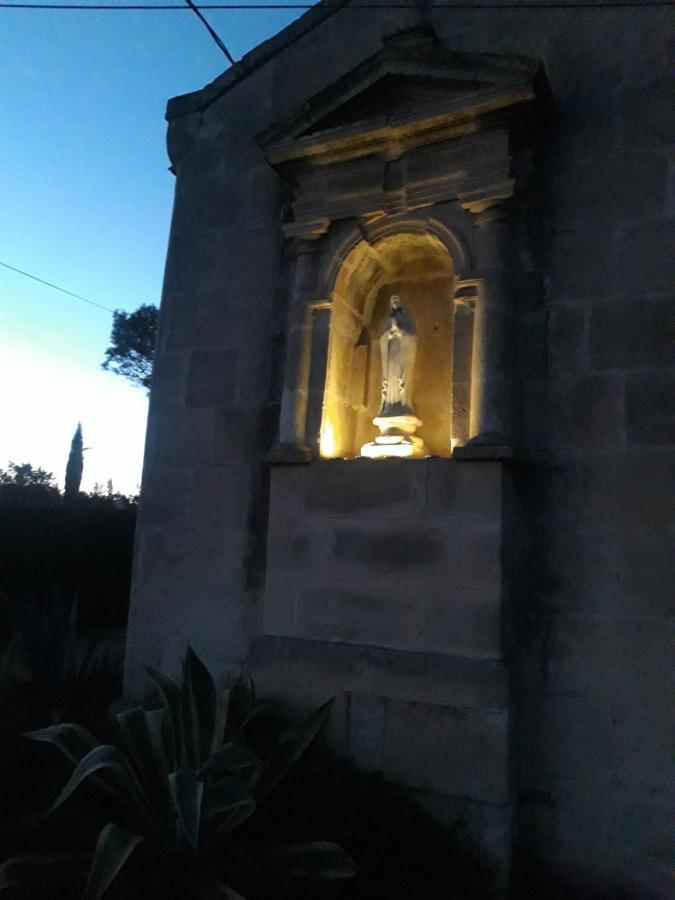 Mas De La Chapelle Sainte-Elisabeth Villa Tarascon Bagian luar foto